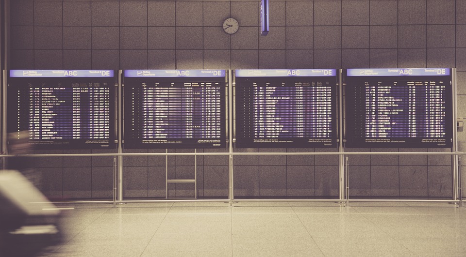 Pantalles amb informació de vols a l'aeroport